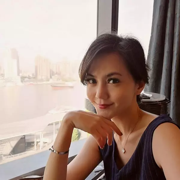 消失鄉土劇6年!簡沛恩今天驚喜po文:「孩子出生了」 45歲的她成「商界女強人」凍齡美貌也成焦點!