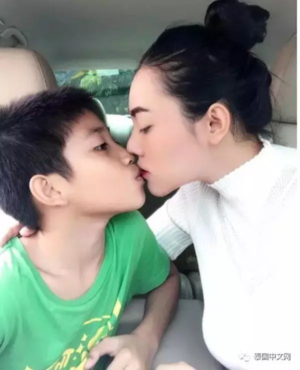 辣媽曬與13歲的兒子「親密接吻」照!大方PO文:「這是我表達愛的方式」遭全網怒轟!