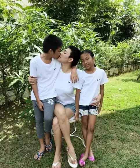 辣媽曬與13歲的兒子「親密接吻」照!大方PO文:「這是我表達愛的方式」遭全網怒轟!