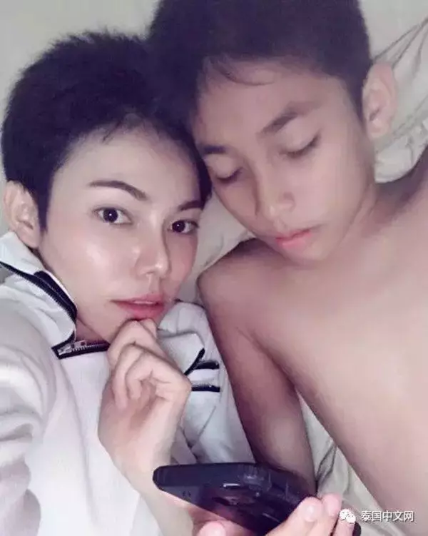辣媽曬與13歲的兒子「親密接吻」照!大方PO文:「這是我表達愛的方式」遭全網怒轟!