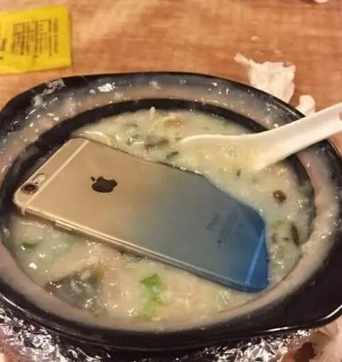 我就納悶的問她:「媽媽,你為什麼總買這樣的玩意看到老媽總喜歡買長的不完美的水果?