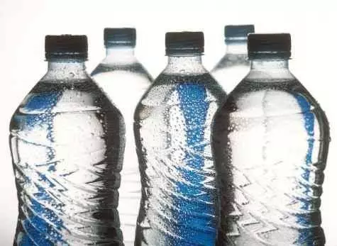 面試官:沙漠中有10瓶水,9瓶有毒,你怎麼辦?女孩答完就被錄取