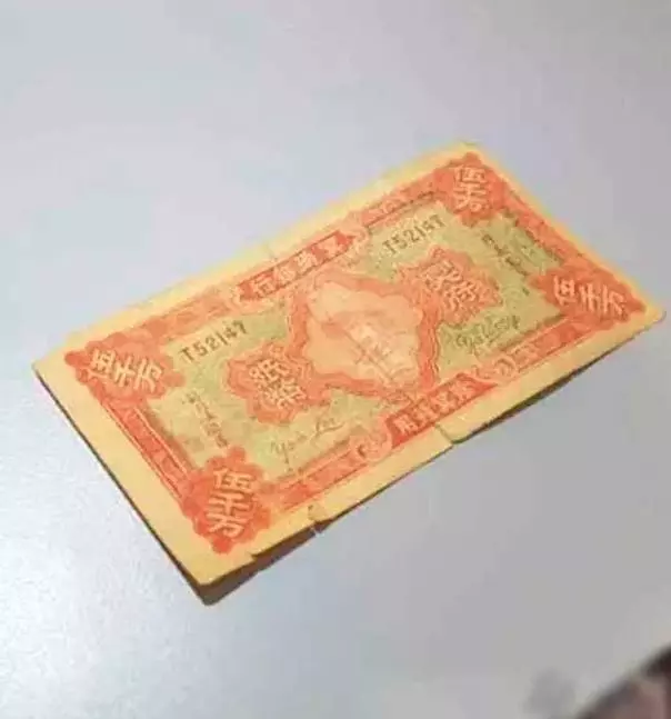 【新加坡】 嚇人!這名馬來妹紙拿冥幣兌換馬幣,新加坡小老闆快嚇尿了 !