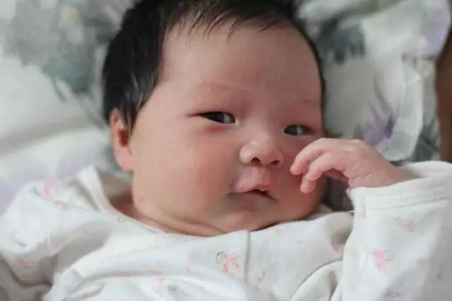 爸爸姓「別」,不願意剛出生的兒子跟自己姓,老婆一取名,全家拍手叫絕!