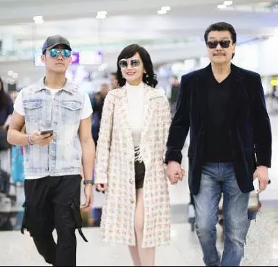 趙雅芝一家三口齊亮相!自己65卻一身小姑娘扮嫩,可身邊的老公卻被議論紛紛,網友:苦了他!