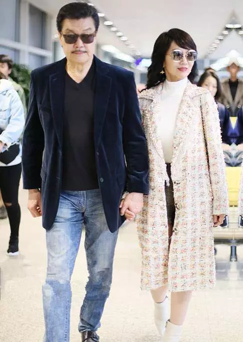 趙雅芝一家三口齊亮相!自己65卻一身小姑娘扮嫩,可身邊的老公卻被議論紛紛,網友:苦了他!