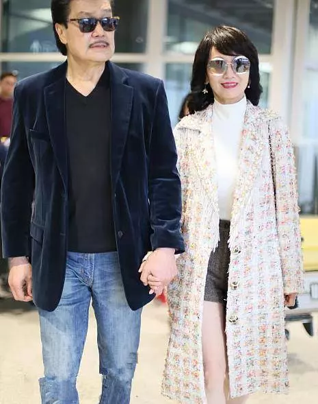 趙雅芝一家三口齊亮相!自己65卻一身小姑娘扮嫩,可身邊的老公卻被議論紛紛,網友:苦了他!
