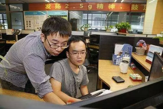 公司聚餐,老闆中途走了忘買單,辭職結算工資的時候,發現少兩百