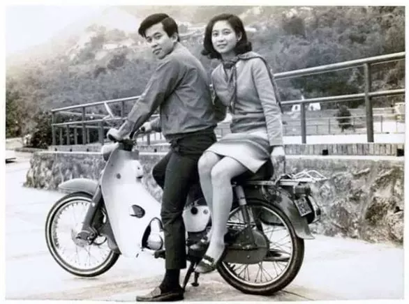 50年前小情侶「第一次約會機車環抱」超甜 50年後「同時同地重拍畫面」卻惹哭萬人:最浪漫的愛