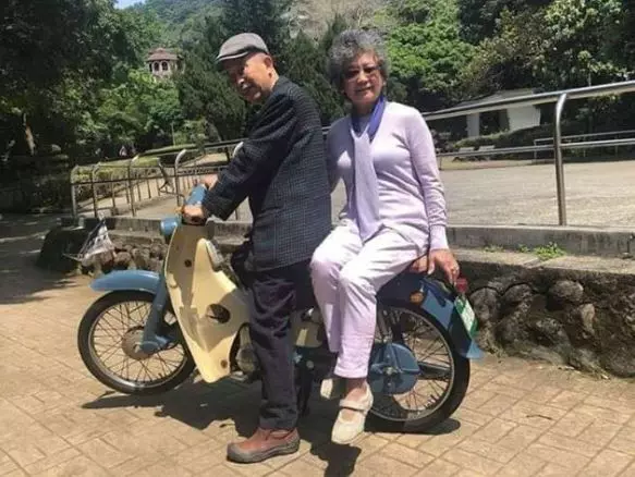 50年前小情侶「第一次約會機車環抱」超甜 50年後「同時同地重拍畫面」卻惹哭萬人:最浪漫的愛