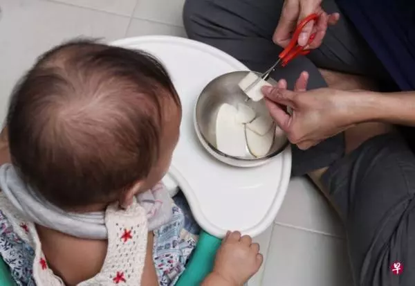 向雜菜飯攤借剪刀 婦女剪食喂1歲女 不料中毒入院