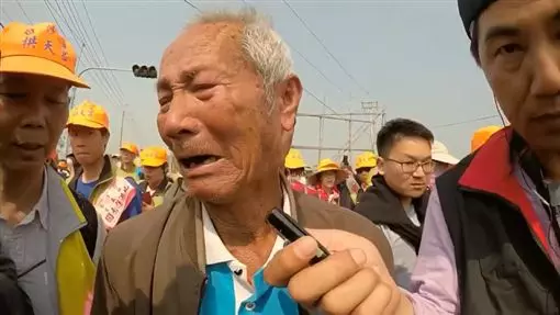 找醫生也沒用!愛孫7年不講話「阿公跪求媽祖幫忙」 媽祖慈悲上前「賜福展現神蹟」惹哭萬人