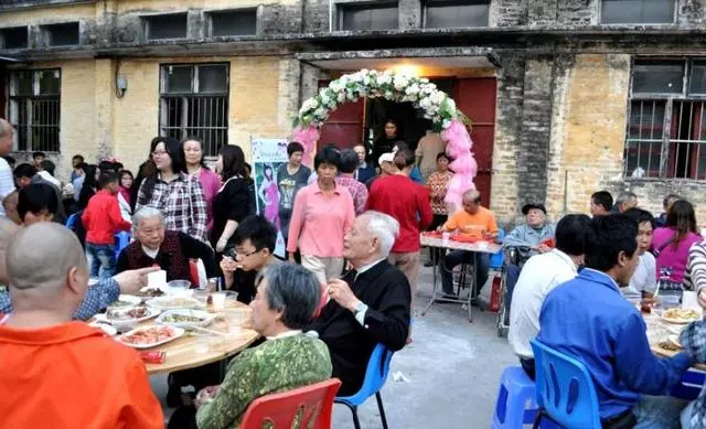 婆婆的葬禮,前妻開豪車弔唁,前夫忍不住發簡訊,前妻回了三個字