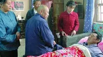 婆婆的葬禮,前妻開豪車弔唁,前夫忍不住發簡訊,前妻回了三個字