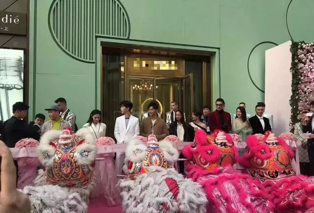 范冰冰疑似懷孕!美容院開張不露面,和嘉賓合照一臉孕相太明顯!