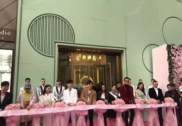 范冰冰疑似懷孕!美容院開張不露面,和嘉賓合照一臉孕相太明顯!