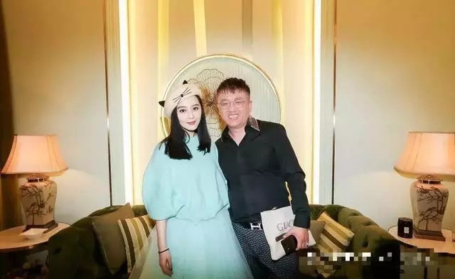 范冰冰疑似懷孕!美容院開張不露面,和嘉賓合照一臉孕相太明顯!