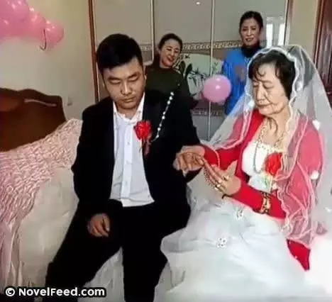 72歲老奶奶「娶30歲新郎」,洞房夜新郎竟「這樣對待奶奶」!奶奶拿出這東西,網友全大跌眼鏡!