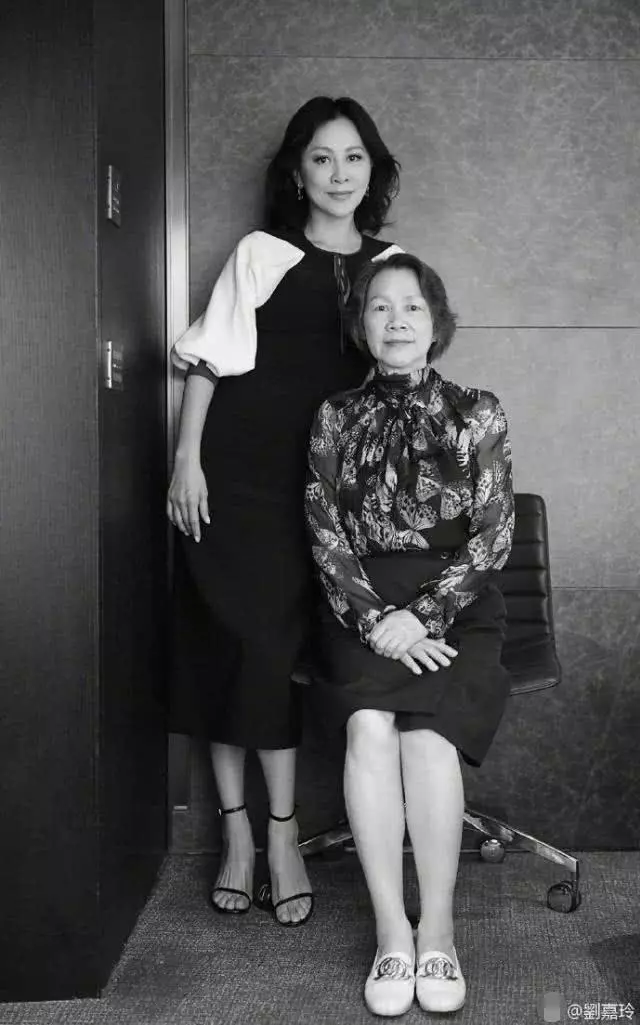 劉嘉玲陪媽媽購物,母女五官氣質超像,梁朝偉親自下廚討好岳母!