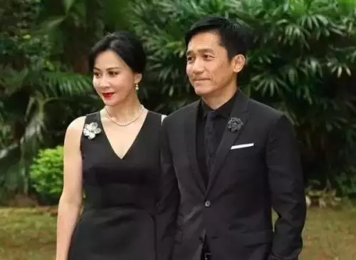 劉嘉玲陪媽媽購物,母女五官氣質超像,梁朝偉親自下廚討好岳母!