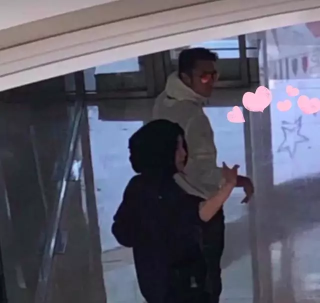 情比金堅!王菲謝霆鋒情侶裝合體逛街,王菲大方打招呼宣示主權!