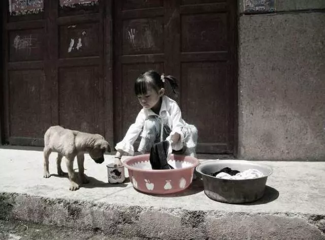4歲女兒上完廁所就堵,母親悄悄跟過去,癱軟在地