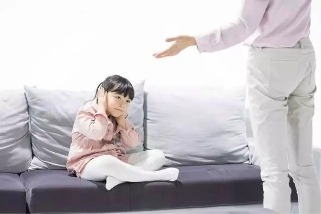 4歲女兒上完廁所就堵,母親悄悄跟過去,癱軟在地