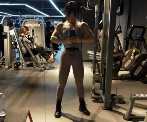 21歲大眼萌妹「天使臉孔+萌噠噠身材」超不科學,往下看妙懂了...嬌羞喊:我保護你