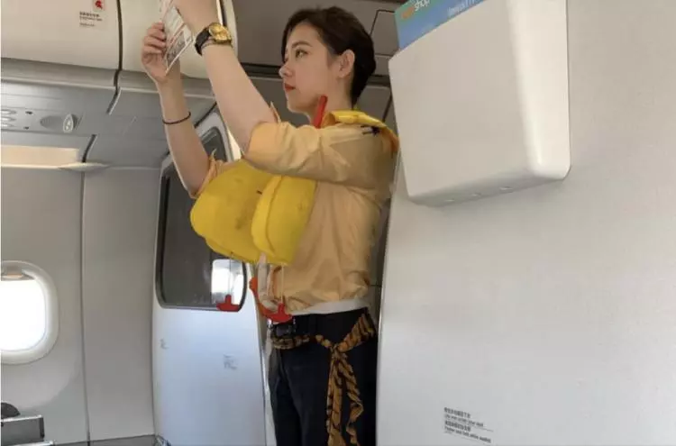 虎航空姐好正!宣導飛安側臉「大眼櫻桃嘴」顏值高又甜:捨不得下飛機!