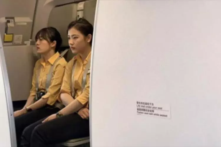 虎航空姐好正!宣導飛安側臉「大眼櫻桃嘴」顏值高又甜:捨不得下飛機!