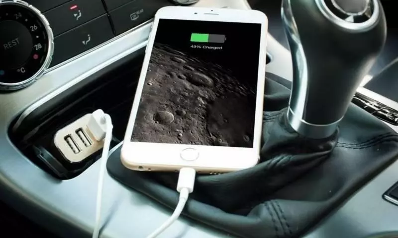 傻的嗎? 直接用車上的USB接口來給手機Charge電?不止會弄壞你手機, 分分鐘還會害你的車…