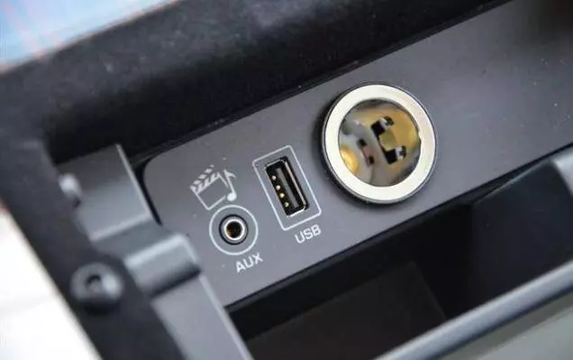 傻的嗎? 直接用車上的USB接口來給手機Charge電?不止會弄壞你手機, 分分鐘還會害你的車…
