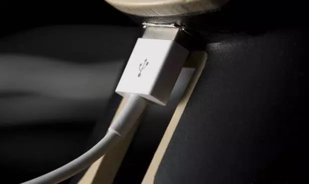 傻的嗎? 直接用車上的USB接口來給手機Charge電?不止會弄壞你手機, 分分鐘還會害你的車…