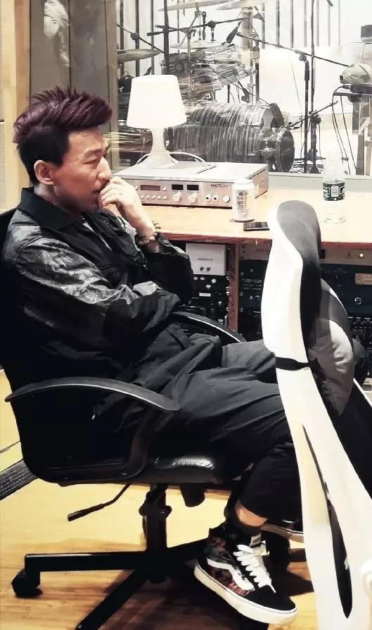 陳羽凡梳狼奔頭現身不再頹廢,蠢蠢欲動想要重操舊業了,網友卻罵:劣跡藝人別想復出!