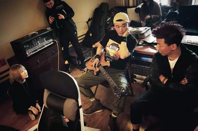陳羽凡梳狼奔頭現身不再頹廢,蠢蠢欲動想要重操舊業了,網友卻罵:劣跡藝人別想復出!