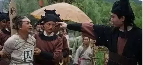 兒子當上高官,母親知道後,連夜回去給兒子準備棺木,為他後事準備
