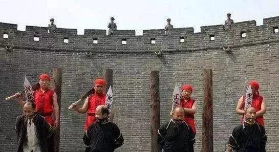 兒子當上高官,母親知道後,連夜回去給兒子準備棺木,為他後事準備