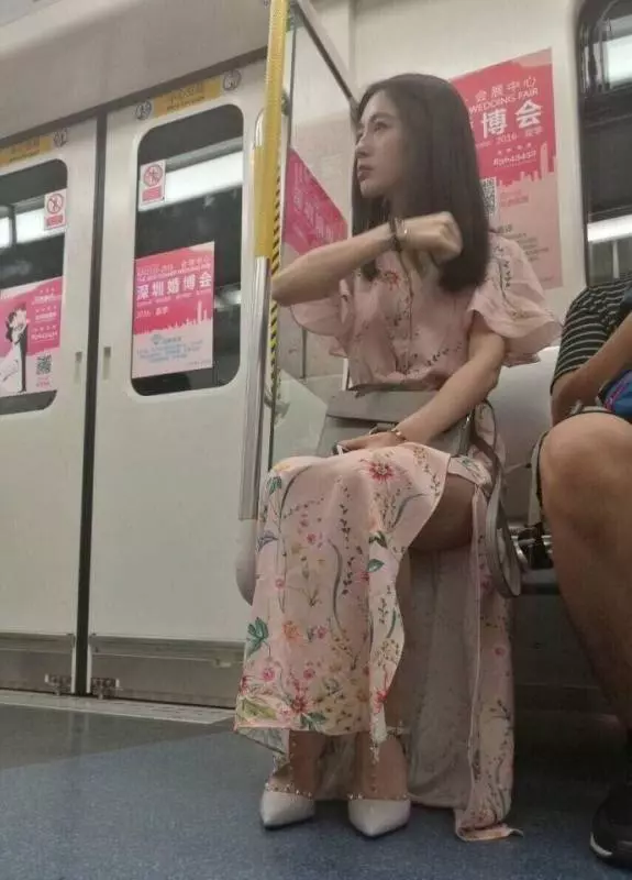 「地鐵女神」爆紅網絡,當她注視你的那一刻,網友驚呼:心動的感覺