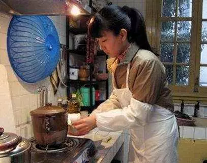 母親扭傷,丈夫請保姆過來照顧,丈夫一句問候,我嚇得呆在原地!