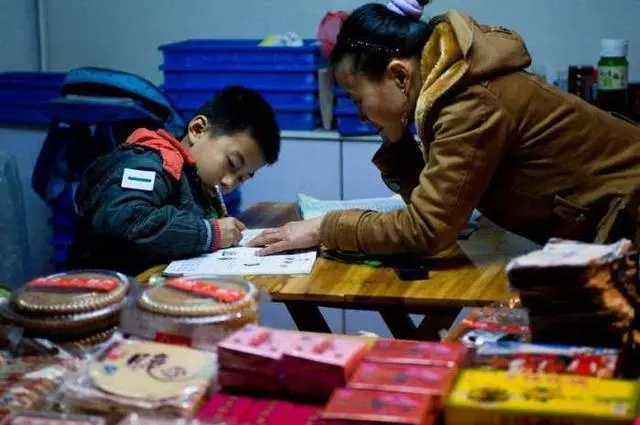 妻從娘家給我帶好吃的,工資卡上少了10萬,我卻要加倍的對岳母好