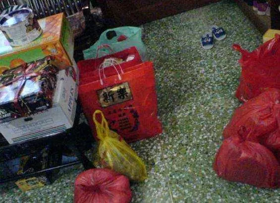 妻從娘家給我帶好吃的,工資卡上少了10萬,我卻要加倍的對岳母好