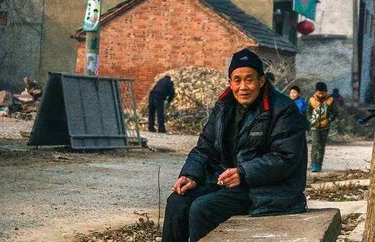 大爺的妻兒相繼去世,他無人送終,癱瘓在床,來個女兒,他驚住了