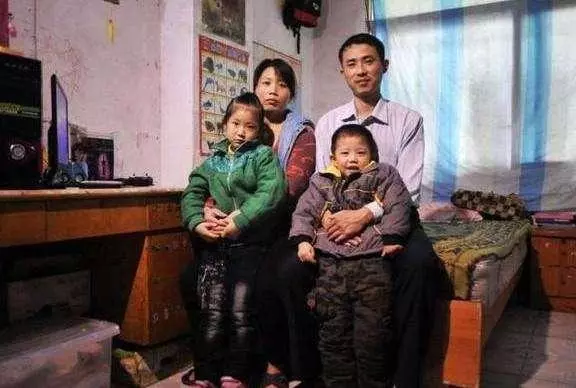 大爺的妻兒相繼去世,他無人送終,癱瘓在床,來個女兒,他驚住了