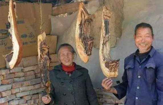 大爺的妻兒相繼去世,他無人送終,癱瘓在床,來個女兒,他驚住了