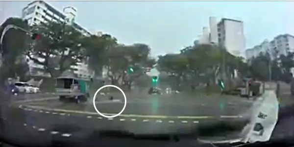 羅厘撞上電動腳車 18歲送餐員拋飛50公尺 | 柔佛人 - 中國報 Johor China Press