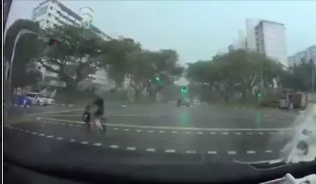羅厘撞上電動腳車 18歲送餐員拋飛50公尺 | 柔佛人 - 中國報 Johor China Press