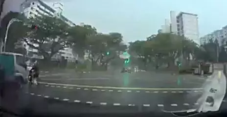 羅厘撞上電動腳車 18歲送餐員拋飛50公尺 | 柔佛人 - 中國報 Johor China Press