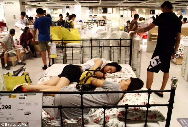 大馬2中五生夜宿IKEA被送去警局!網友:住了1晚RM3000的六星級酒店!