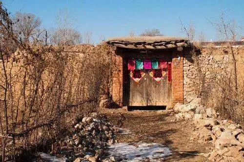 丈夫癱瘓,妻子被迫搬磚養他,有天不舒服提前回家,打開門,蒙了
