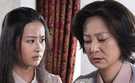 丈夫癱瘓,妻子被迫搬磚養他,有天不舒服提前回家,打開門,蒙了